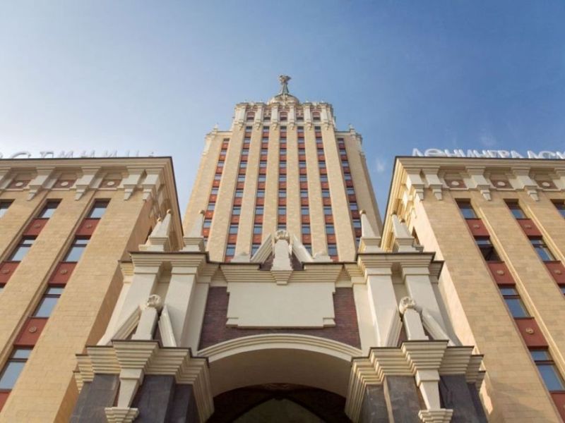 فندق “لينينغرادسكايا” ناطحة سحاب غير عادية في موسكو